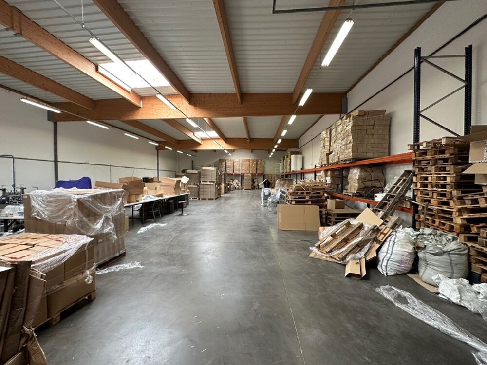   Dpt Rhône (69), à louer DECINES CHARPIEU Entrepots et Bureaux - Plain pied de 662M2, soit 522m2 d'entrepôt et 140m2 de bureaux 