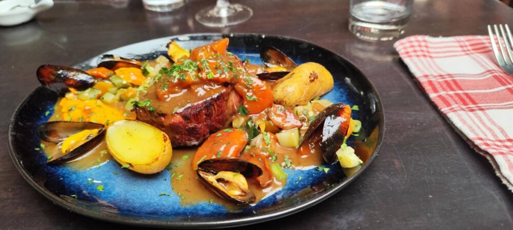   FINISTERE SUD (29) RESTAURANT VILLE COTIERE AVEC LOGEMENT ET LICENCE IV 