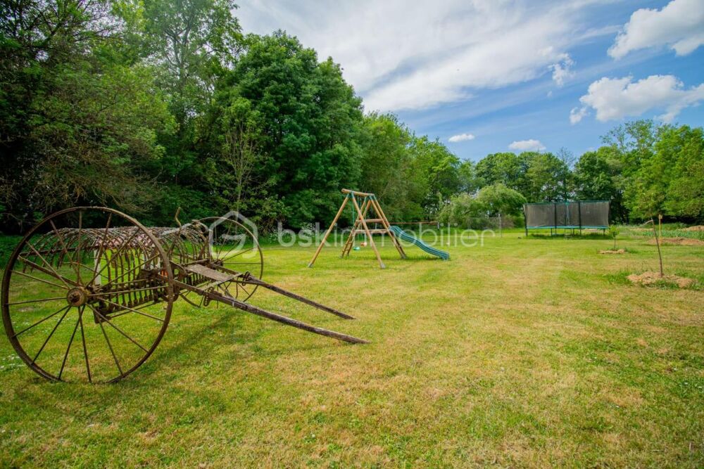 à vendre  Propriété/château Saint-Maigrin (17520)