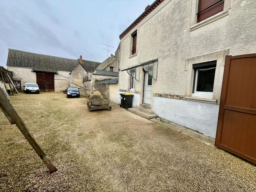 Maison en pierre et dependances + cour