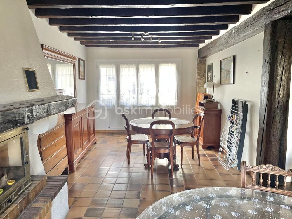 Maison du milieu du 18ème siècle composée de 5 chambres, son terrain sans vis-à-vis et son garage !