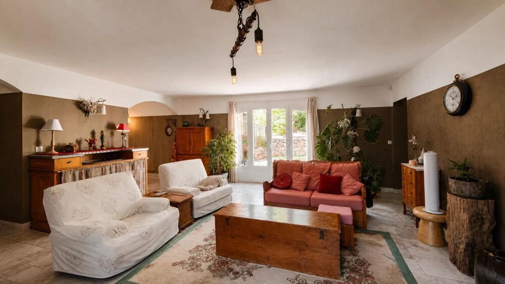 BELLE VILLA SPACIEUSE AVEC GRAND TERRAIN ET LOGEMENT INDEPENDANT