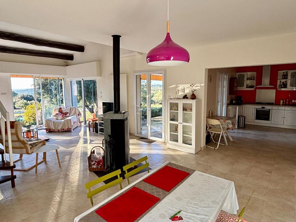 Villa lumineuse en position dominante avec vue !