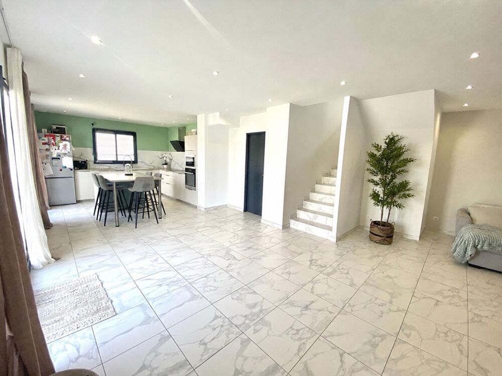 Villa récente 4 pièces avec jardin et garage, au calme