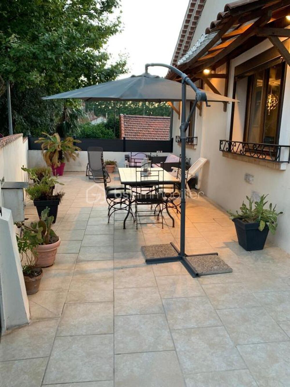 Haut de Villa 116 m² + 30 m² à aménager - 2 chambres + bureau - Garage Motos