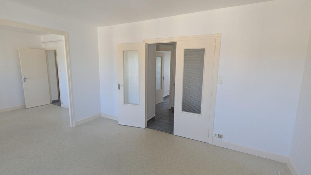 Appartement F5 avec cave et garage, repeint à neuf