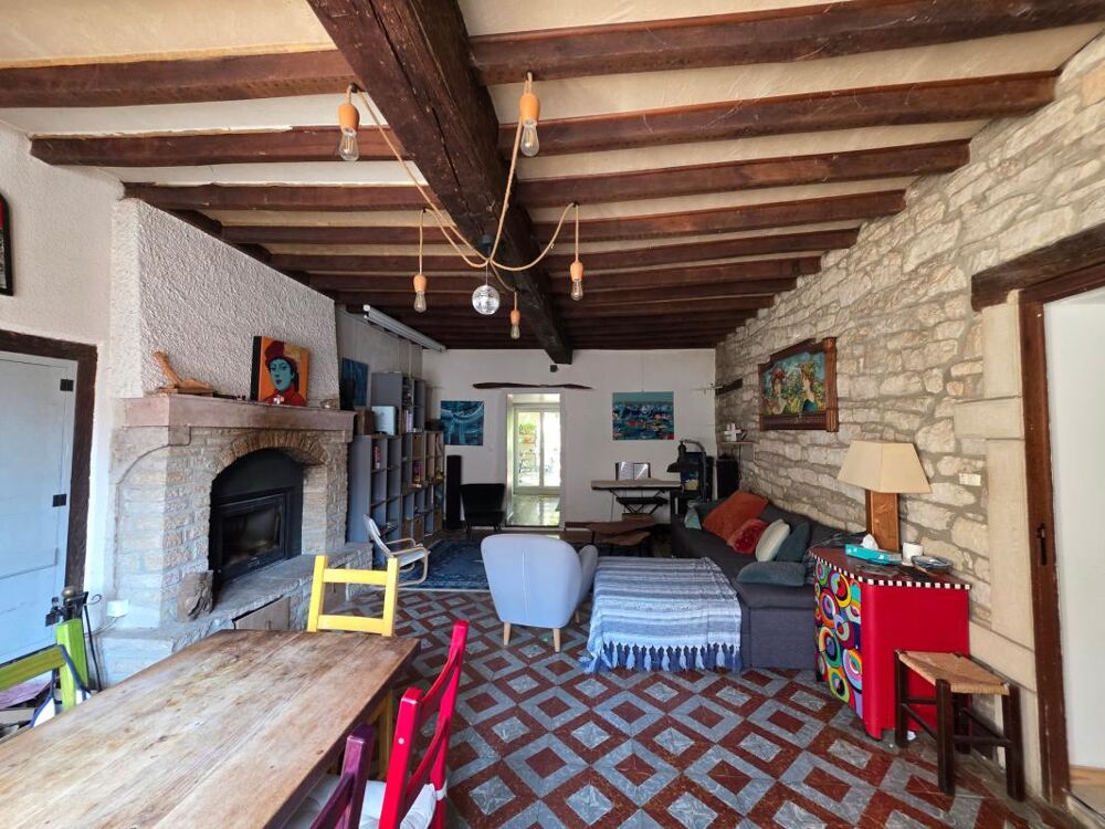 Entre Dijon et Nuits-Saint-Georges  Maison de village avec jardin et dépendances