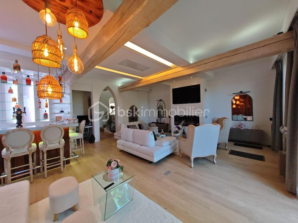 A Les Arcs-sur-Argens (83460)  MAISON DE VILLAGE D'EXCEPTION AVEC PISCINE, GARAGE ET JARDINET