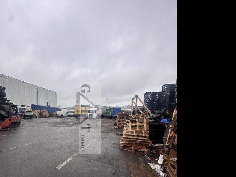   A LOUER TERRAIN 3 600m² + PARKING SOUS-SOL 1300 ² - ORLY 