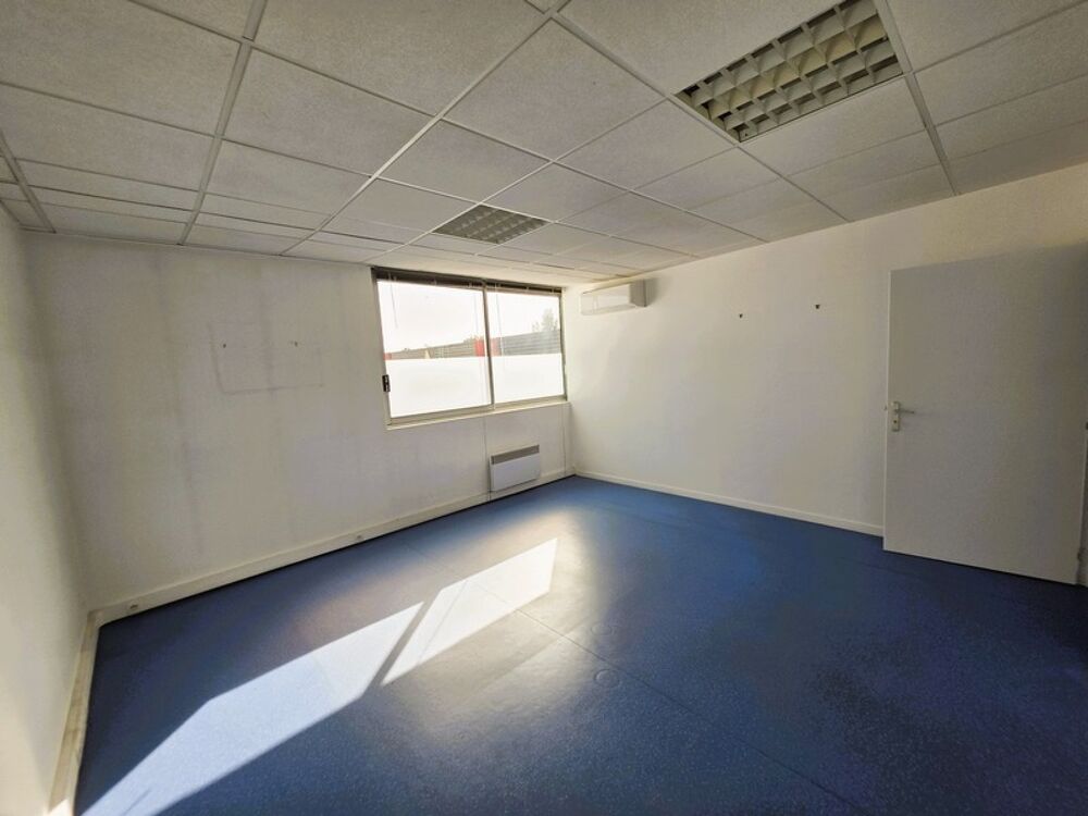   A LOUER à DOLUS D'OLERON en emplacement N°1+, Locaux d'activité de 155m² avec 3 bureaux, 1 salle de réunion, etc Dolus d oleron