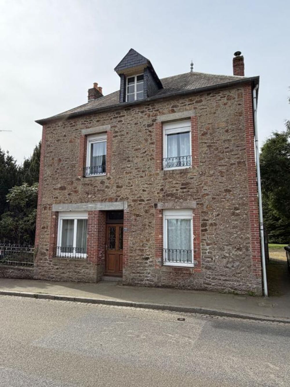 Charmante maison en pierre de 4 pièces , 90 m² et terrain 1 500 m² ? Pontmain (53220)