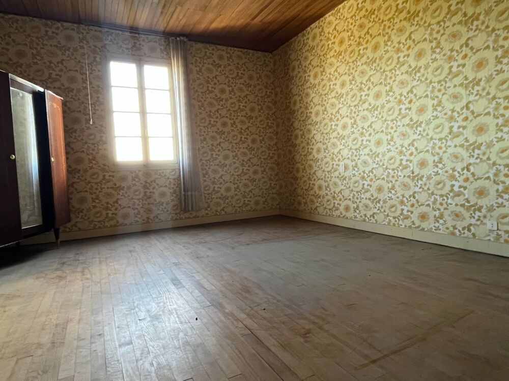 BEAUMARCHES MAISON de 1720 en pierres, 3 chambres, dans son jus, avec grange et jardin 680m2, école et commerces de proximité,