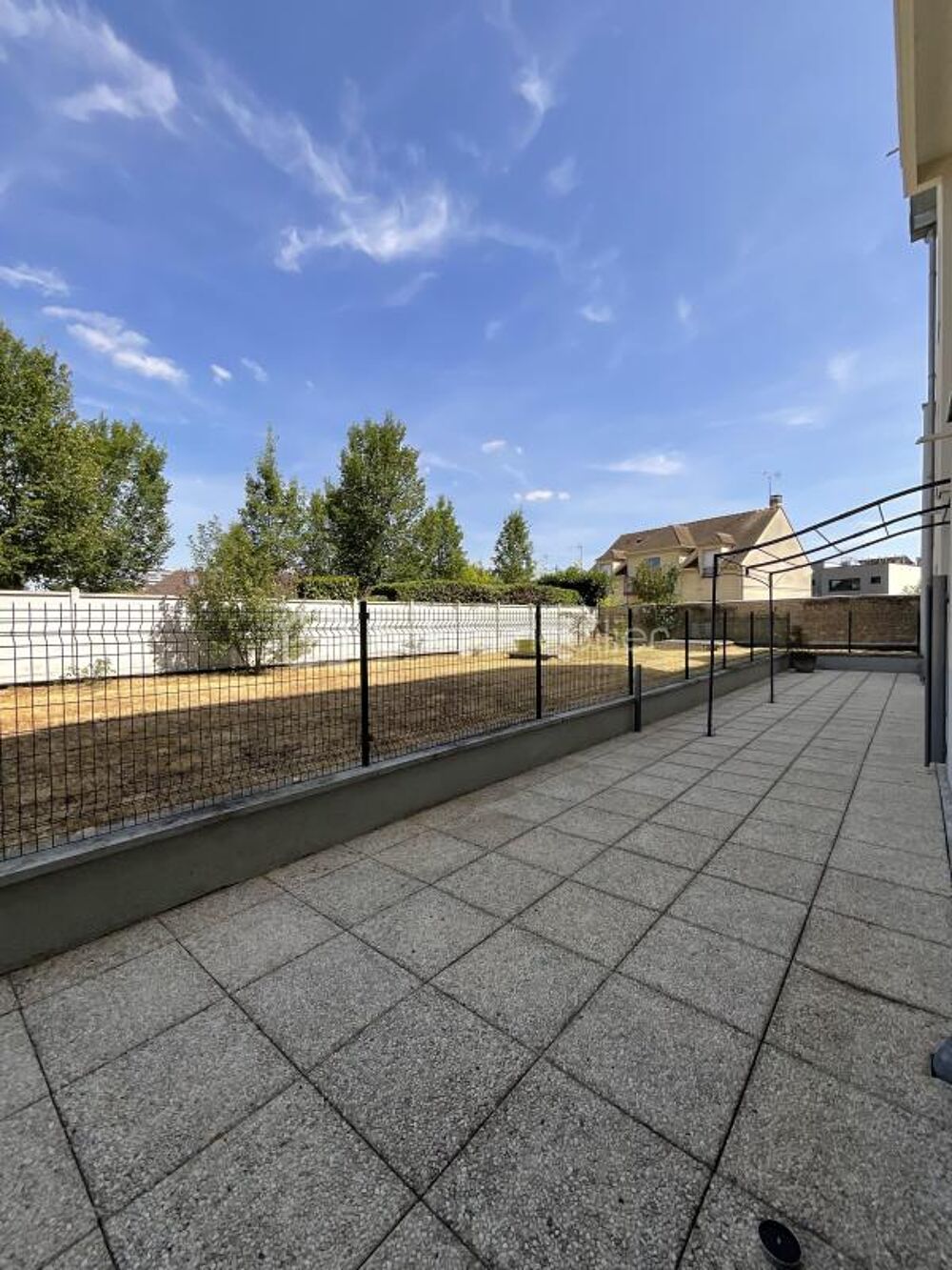 Massy Centre-Ville  Appartement 5 pièces de 98 m² avec grande terrasse, cave, parking et box