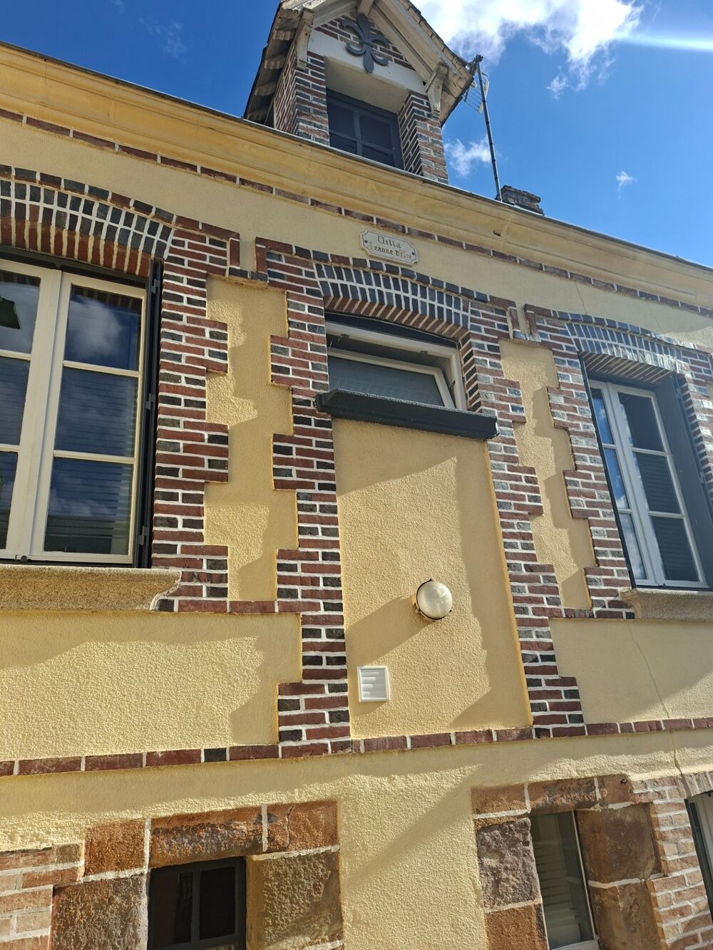 Habitation ancienne agrandie, entièrement rénovée avec gout, au coeur des Alpes Mancelles, écoles et commerces au pied, aucun tra