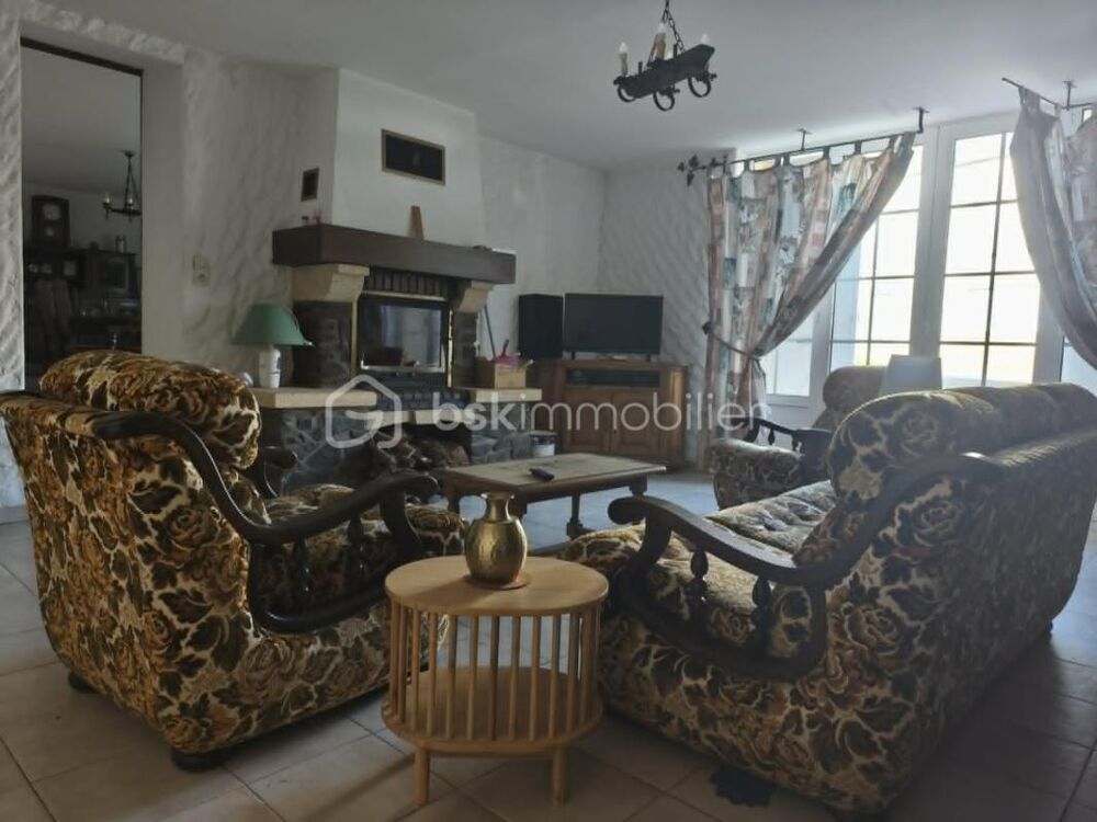 Maison en pierre de caractère - 211 m2 habitables - Dépendances et jardin