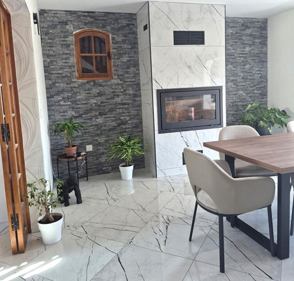 Belle Maison Individuelle ou Propriété Contemporaine avec sa Piscine de 141 m² Rénovée et à Façonner selon vos envies à plus de
