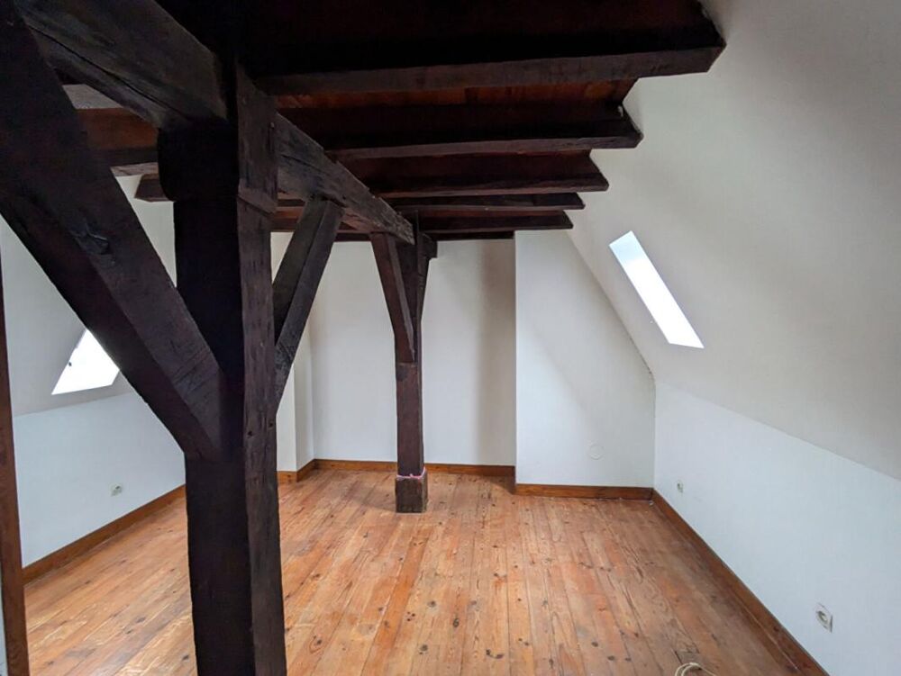 Proche prieuré, immeuble 3 appartements + local commercial (actuellement loué)