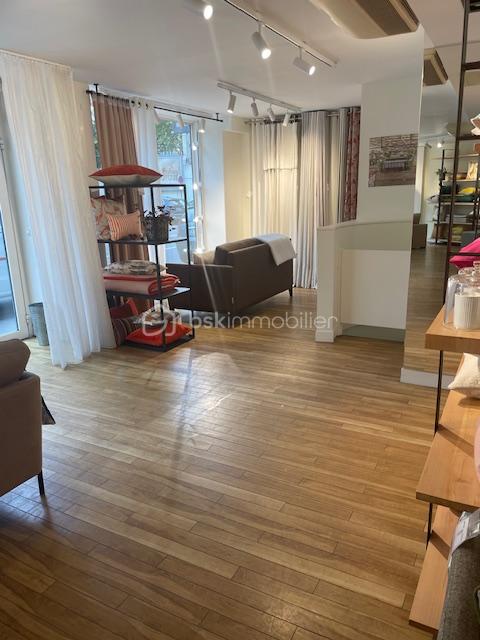   droit au Bail d'un local de 35 m² avec sous sol de 35 m² ancienne cuisine plus sanitaire 