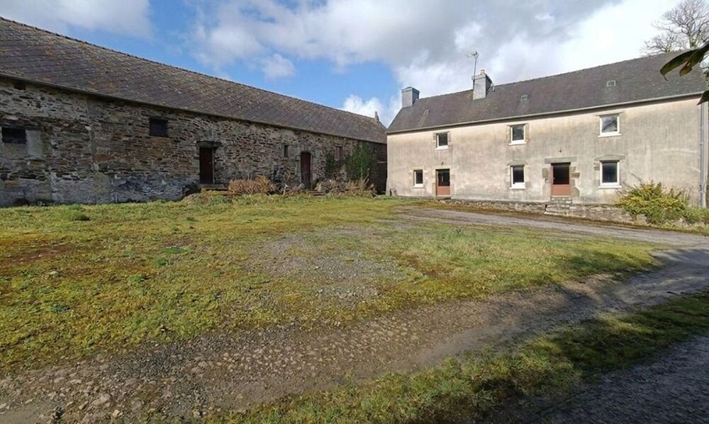 Maison à vendre corps de ferme +longère de 333 m2 au total avec vie de plain pied possible, parcelle de 1110m2, entre Rostrenen