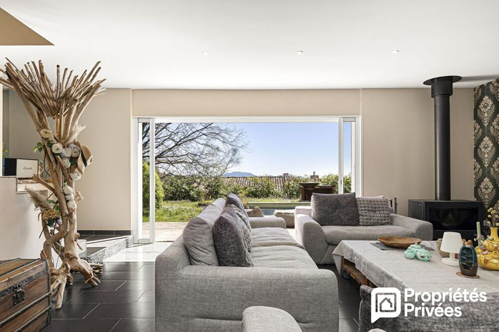 Villa avec piscine, jolie dépendance et vue dégagée