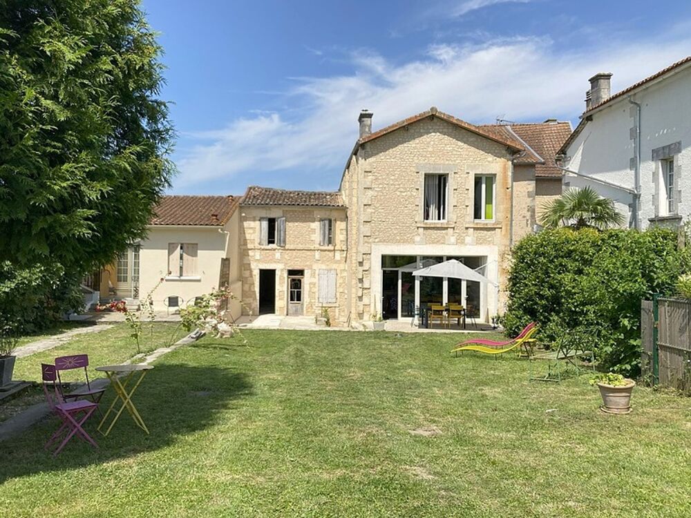 À VENDRE  BARBEZIEUX-SAINT-HILAIRE (16)  Propriété de caractère - coeur de ville