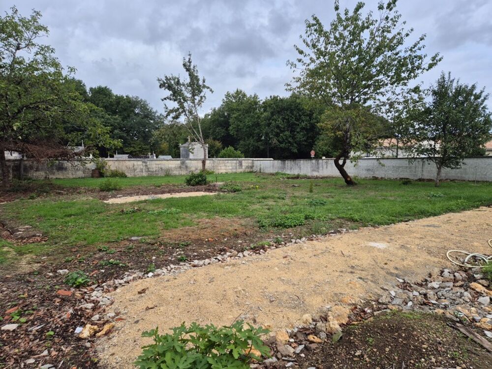 Vente Terrain Beau terrain clos de 1600 m2, secteur calme, proche commerces et transport Puymoyen