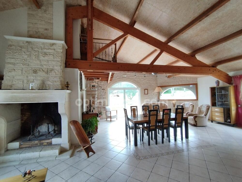 Vente Maison Charente, exceptionnelle ! A 10mn de La Rochefoucauld, maison 206 m², pièce de vie 70 m², grange, terrain clos 3602m² Agris
