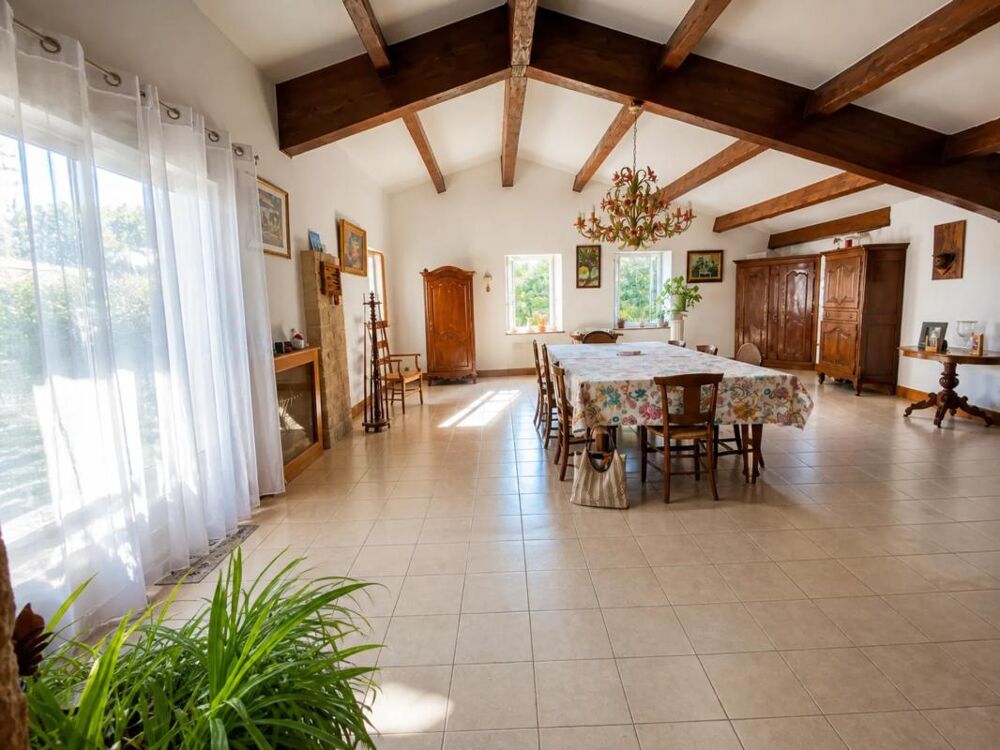 Maison de 7 pièces, 5 chambres, 234 m2 à Villefagnan