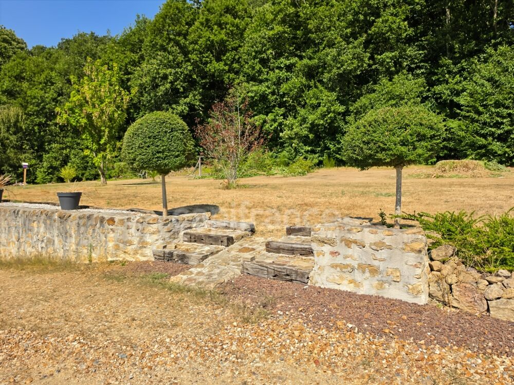 Maison familiale de 4 chambres sur plus de 6 000 m² de terrain à Saint-Maixent