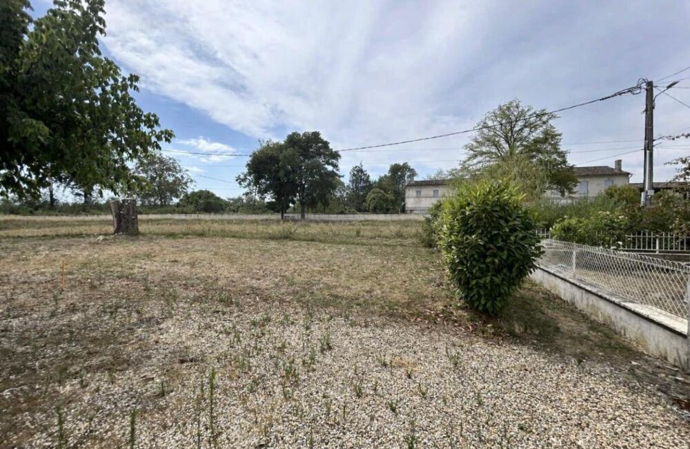 A 7 kms de Saint-André de Cubzac ,au calme à La Lande de Fronsac ,découvrez cette maison R+1 en pierre 1900 d'environ 101 m² h