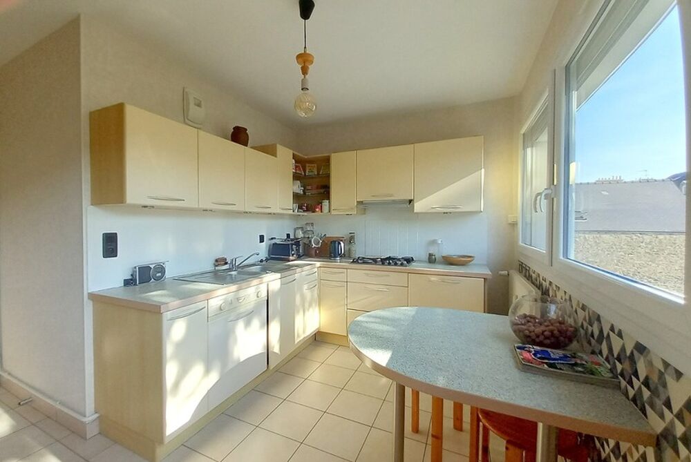 Vente Appartement LAVAL CENTRE-VILLE – Appartement 80 m² entièrement rénové avec balcon, parking et ascenseur Laval