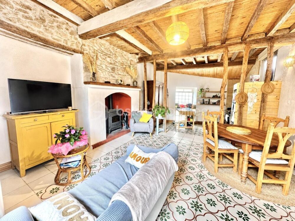 Maison de caractère en pierre  Poutres, sauna & cour  Coeur de Vic