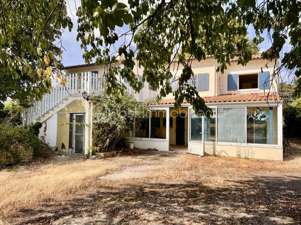 Vente Maison Jolie maison de plus de 213 m2, 6 chambres, jardin de 1500 m2! Couhe