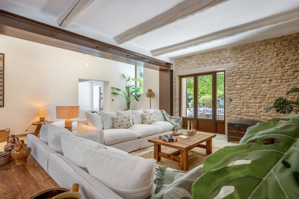 Bastide à vendre composée de 4 suites, 1 annexe avec piscine sur terrain attenant de près d'un hectare OPPEDE (84)