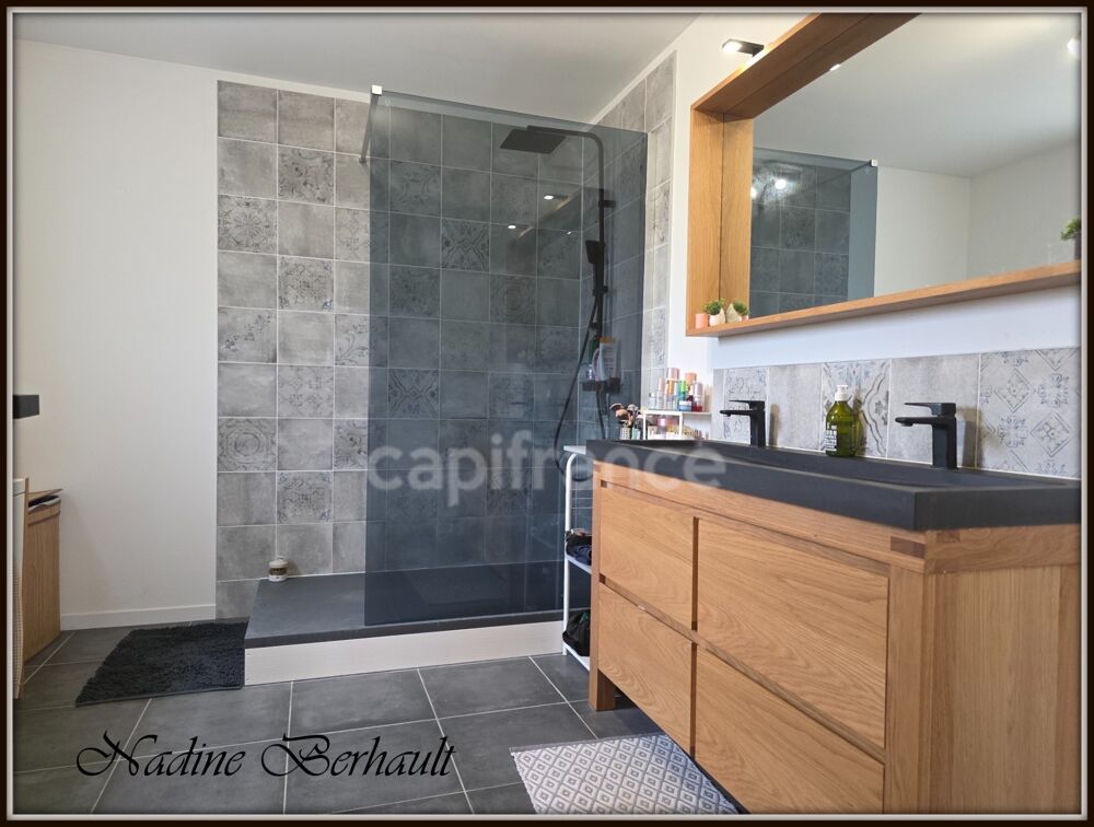 Maison à vendre 4 pièces LORRIS (45), réno 2023, piscine, séjour cheminée sur cuisine US, PAC, panneaux et prise voiture élec