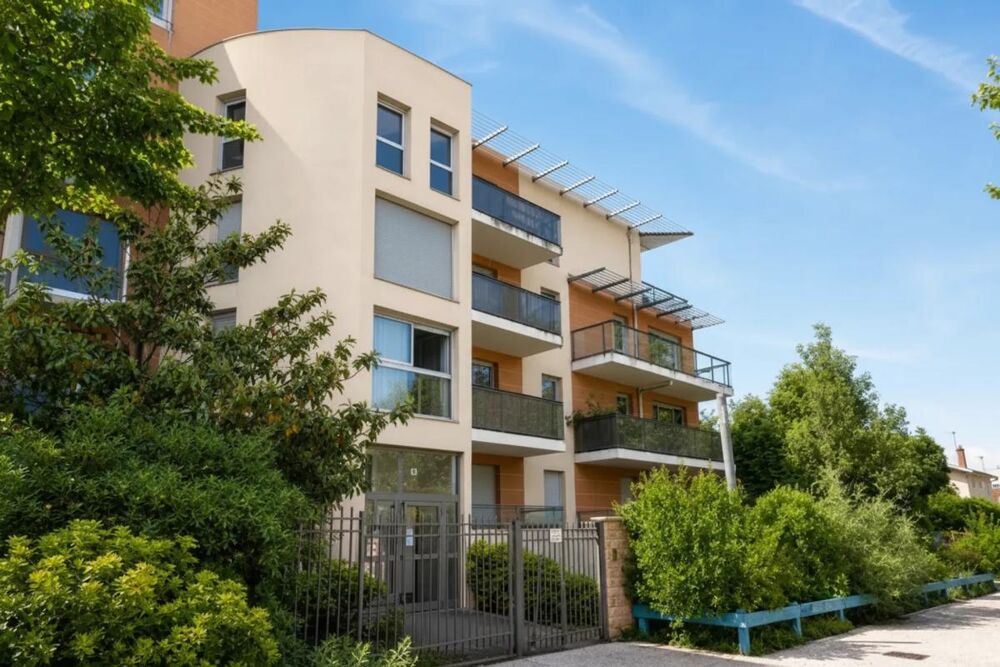 Lyon 8 - T3 , Balcon et Garage en Sus