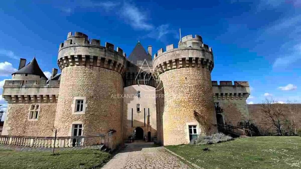 Situé au coeur de 15,5 hectares de terres somptueuses, cette majestueuse propriété du XVe siècle, entièrement rénovée, combine hi