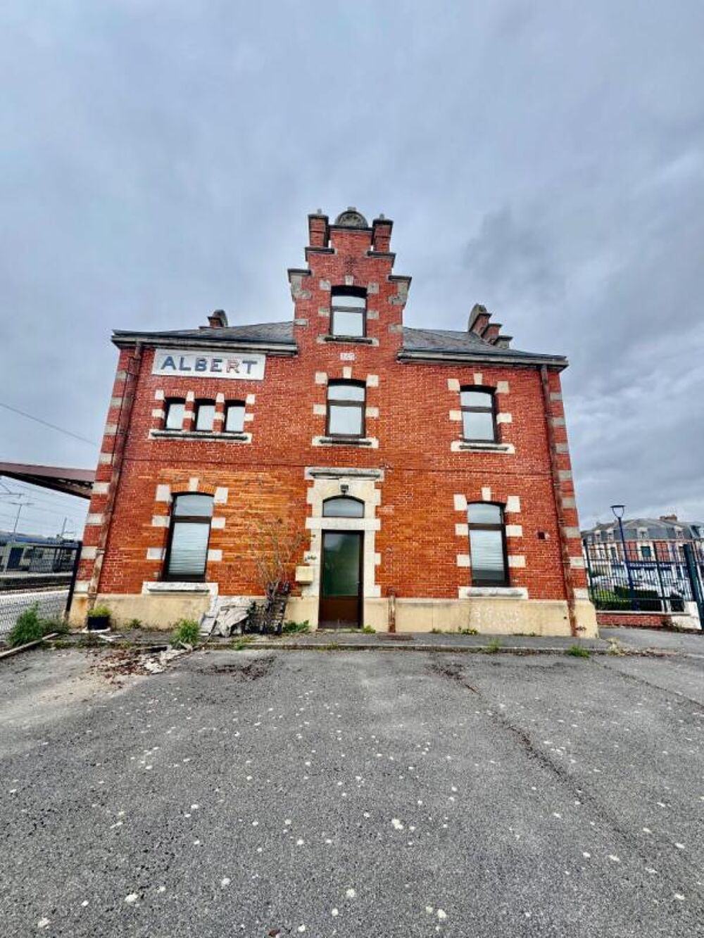Vente Immeuble Immeuble Albert 16 pièce(s) 326 m2 . Bâtiment chargé d'histoire , Idéal  pour investisseur ou marchand de biens Albert