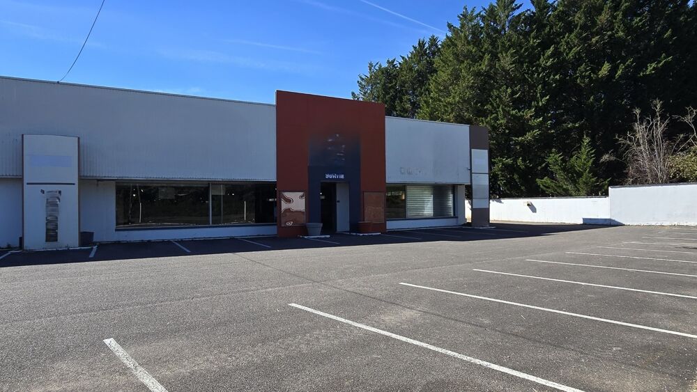   A louer Local commercial 300 m² avec parking à proximité de CHALON SUR SAONE-Axe passant 