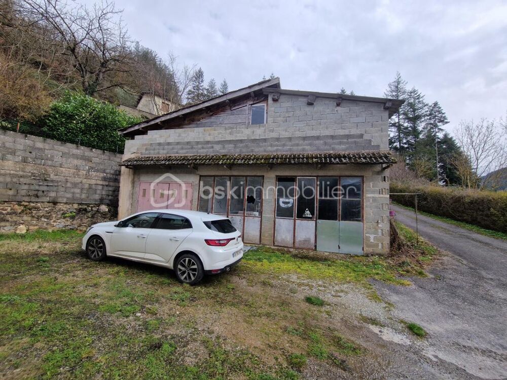 Superbe maison de 167m² sur 2 niveaux à finir de rénover!! Un terrain de 2825m² et une source.. Une grange attenante