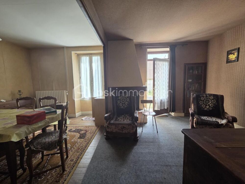Maison à rénover avec potentiel, grand garage et jardin clos de 1200 m²