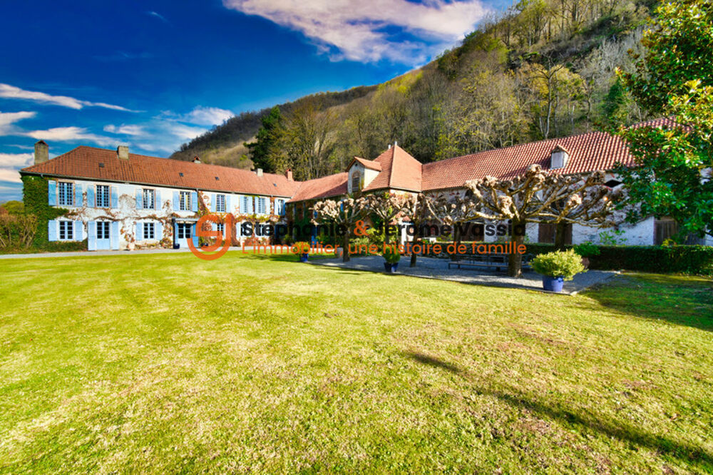 Propriété de prestige du XVIII? siècle  Domaine sur 4 hectares avec dépendances  Pyrénées
