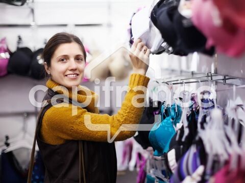  Emplacement n°1 au centre-ville de DOUARNENEZ(29) - Fonds de commerce de lingerie féminine, belle rentabilité 