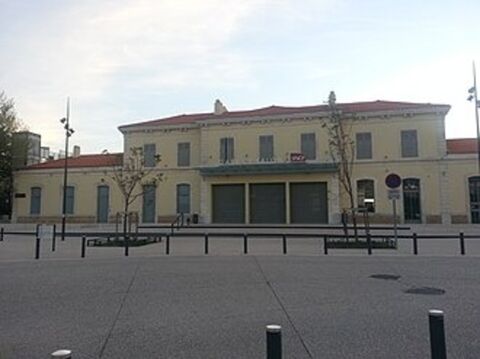 Local/bureau Bail &agrave; c&eacute;der  SALON DE PROVENCE (13)240m&sup2; plain pied 44000 13300 Salon de provence