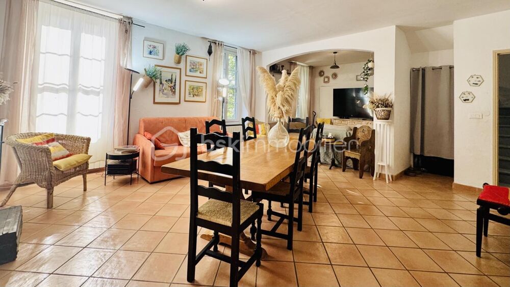 Maison en pierre avec grand bâtiment annexe