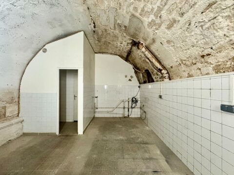   Murs commerciaux au pied du métro 
