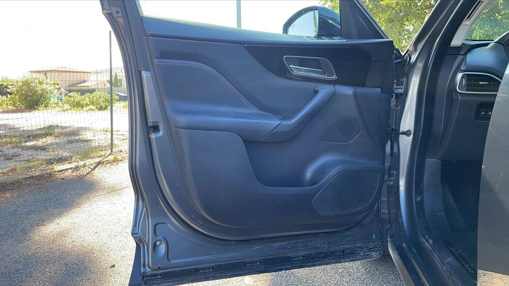 F-PACE 2.0 D 180 AWD BVA8 Portfolio - 5 places Automatique 2017 occasion 13001 Marseille