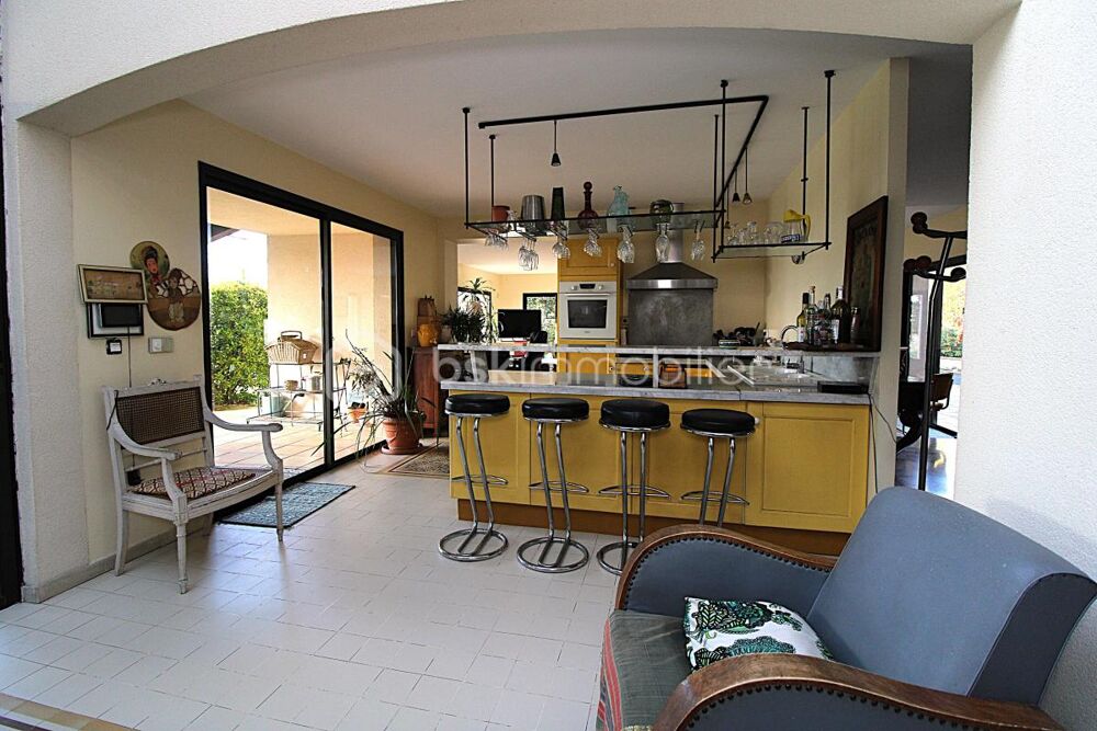 Maison d'architecte d'exception  204 m² habitables au coeur du village