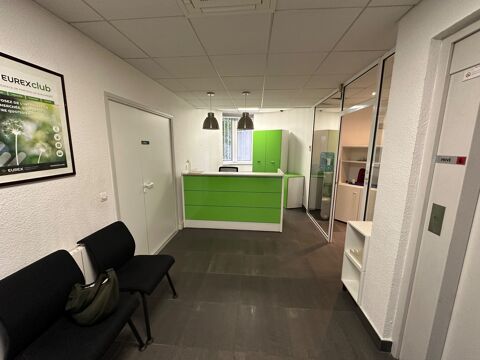 Bureau &agrave; louer VENISSIEUX (69), &agrave; 50m du p&eacute;riph&eacute;rique, bureaux d'une surface totale de 74,57 m&sup2; + 3 places de parking 1000 69200 Venissieux