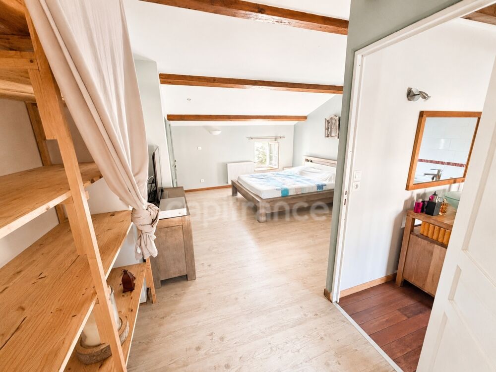 Maison de caractère 162 m² avec 3 dépendances à Corme-Royal